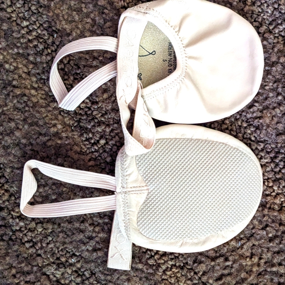Girls Lyrical shoes. Excellent shape,worn three times. Smoke/ per free.